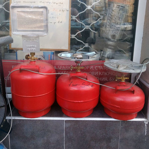 Газови бутилки и газови уреди.