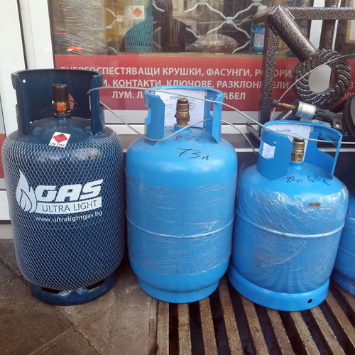 Газови бутилки и газови уреди.